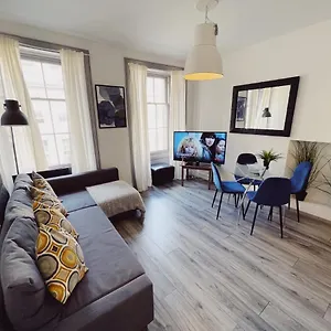 https://dwell-living-city-centre-two-bedroom-sleeps-6.hotels-newcastle-upon-tyne.com