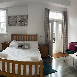 https://central-lovely-entire-flat-with-old-town-view.edinburghhotelsuk.org